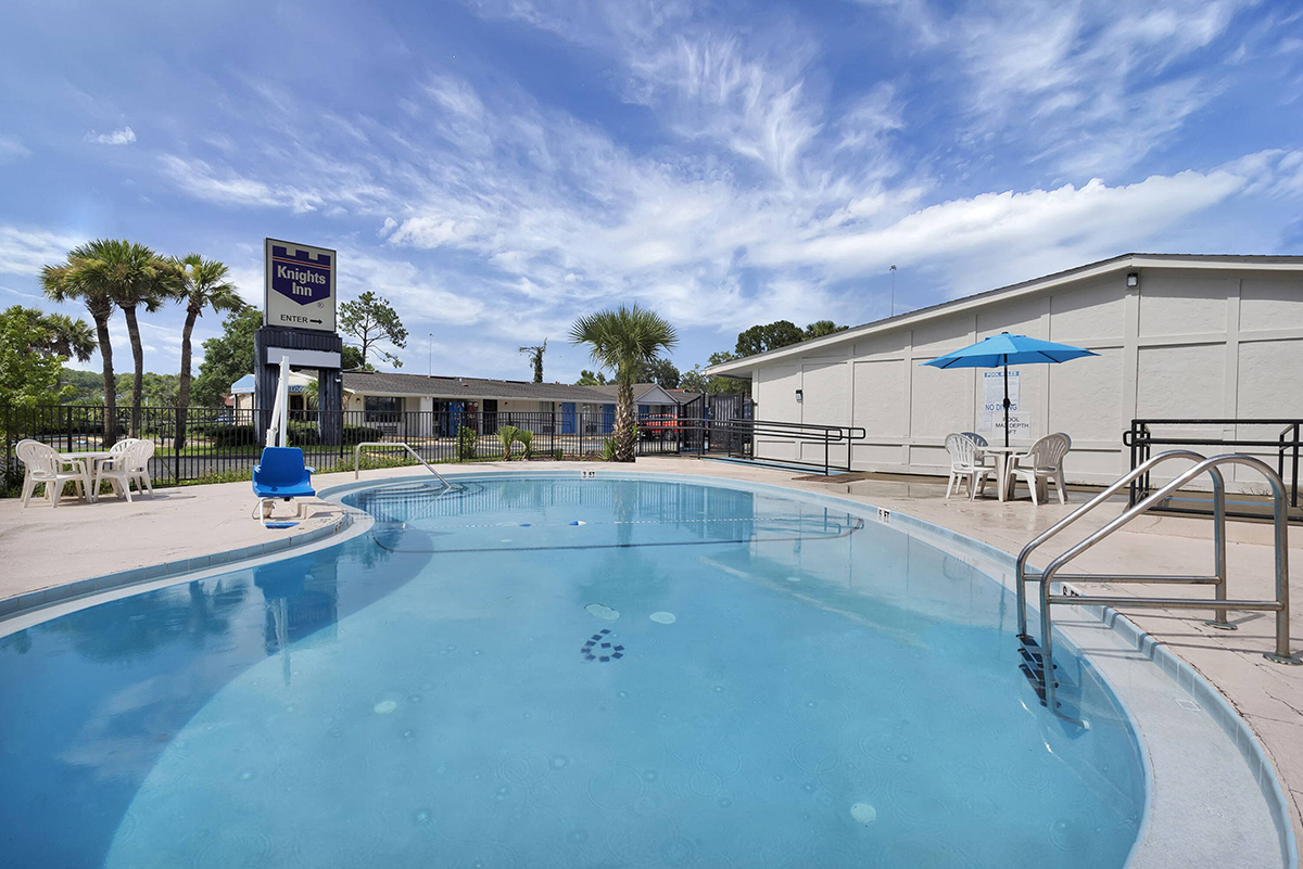 Knights Inn Jacksonville at Dix Ellis Trail outdoor pool